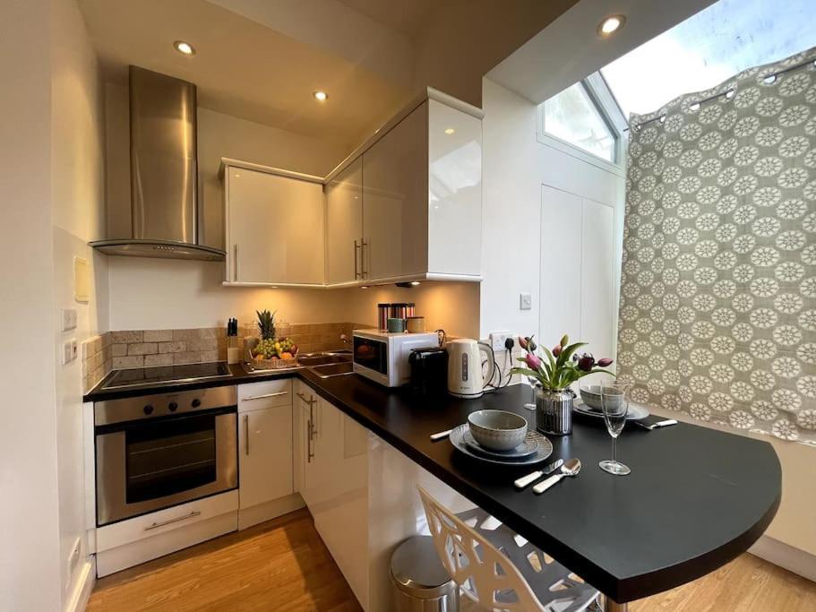 Cute&Cozy Studio Apt In Barons Court Лондон Экстерьер фото